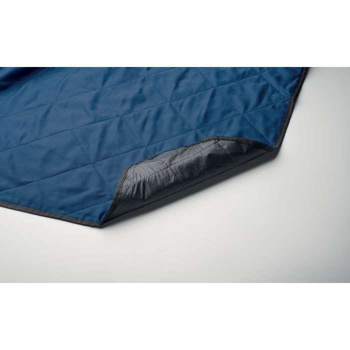Foldable quilted picnic blanket